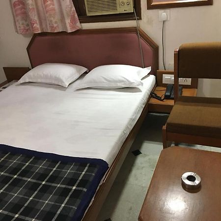 Hotel Grg Vadodara Esterno foto