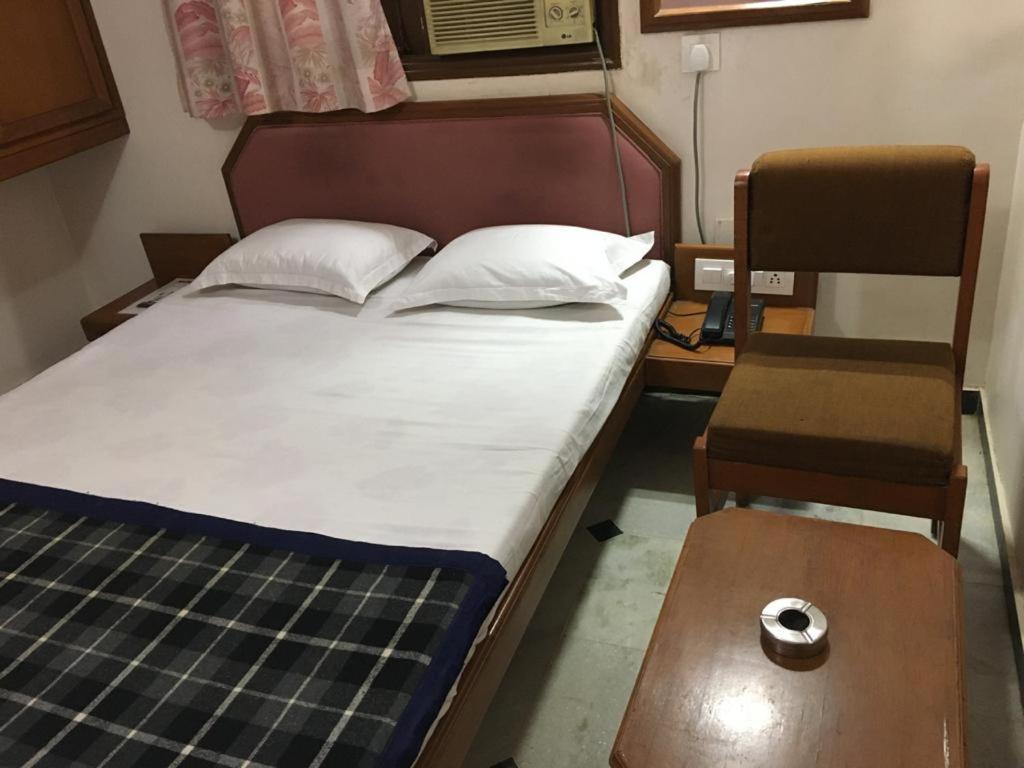 Hotel Grg Vadodara Esterno foto