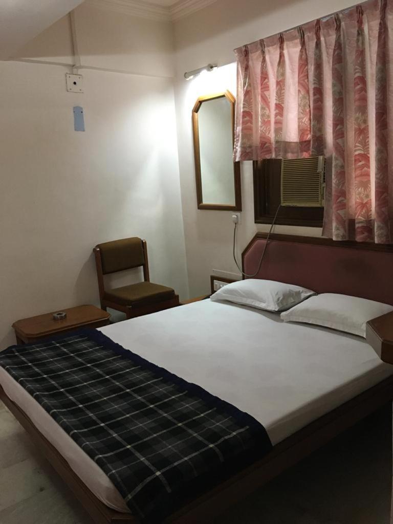 Hotel Grg Vadodara Esterno foto