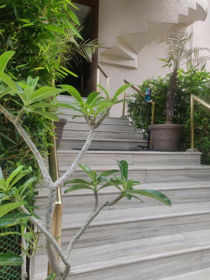 Hotel Grg Vadodara Esterno foto