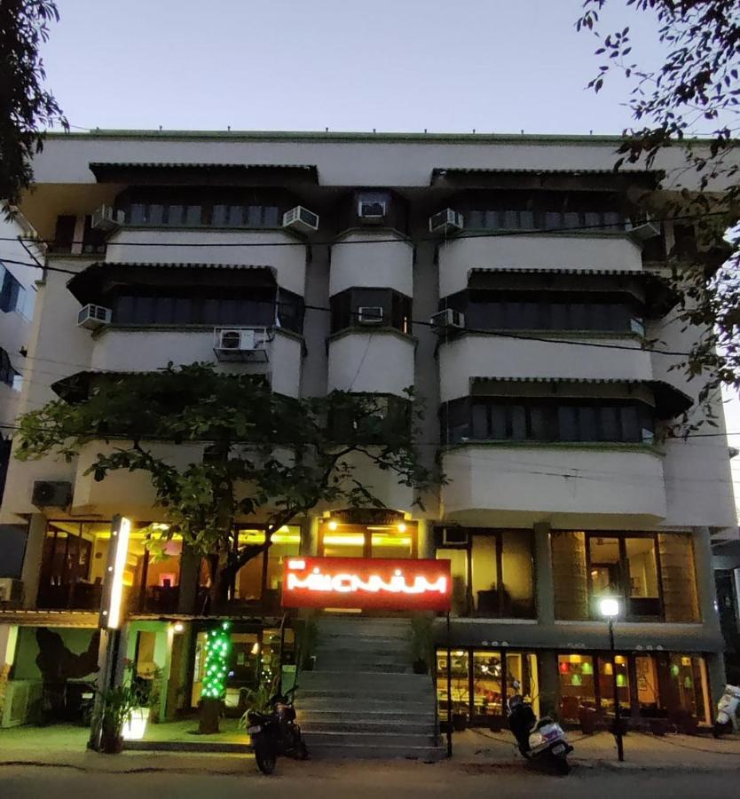 Hotel Grg Vadodara Esterno foto