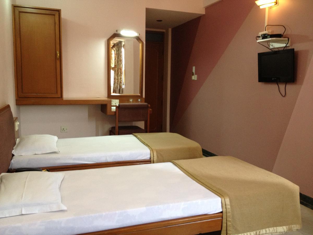 Hotel Grg Vadodara Esterno foto