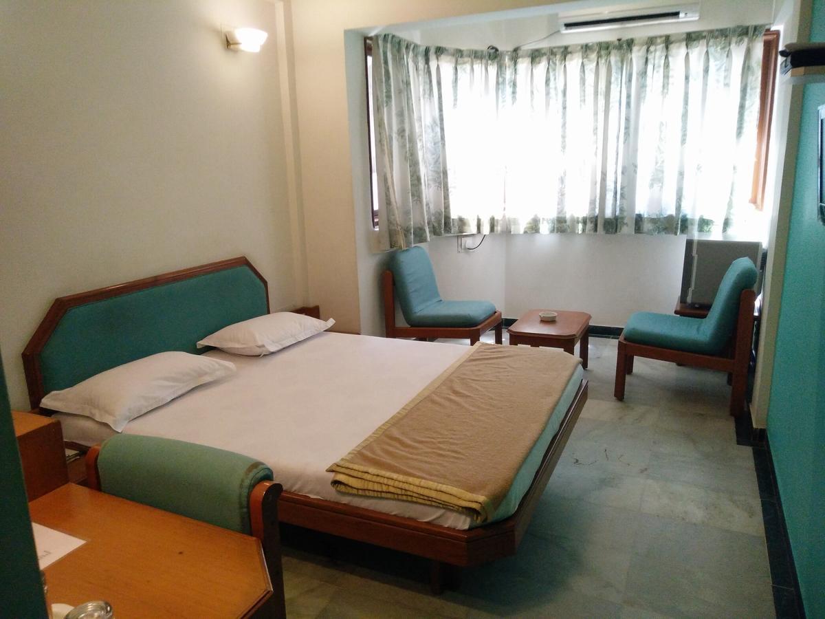 Hotel Grg Vadodara Esterno foto