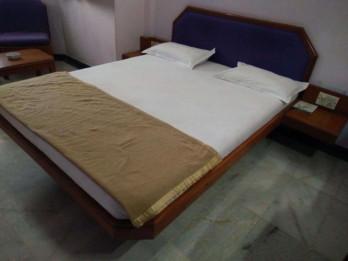 Hotel Grg Vadodara Esterno foto