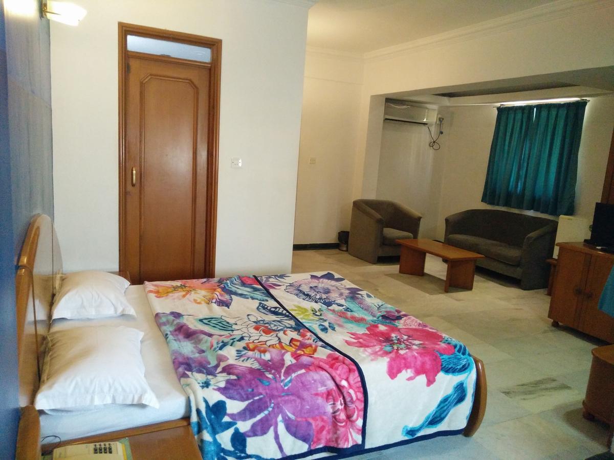 Hotel Grg Vadodara Esterno foto