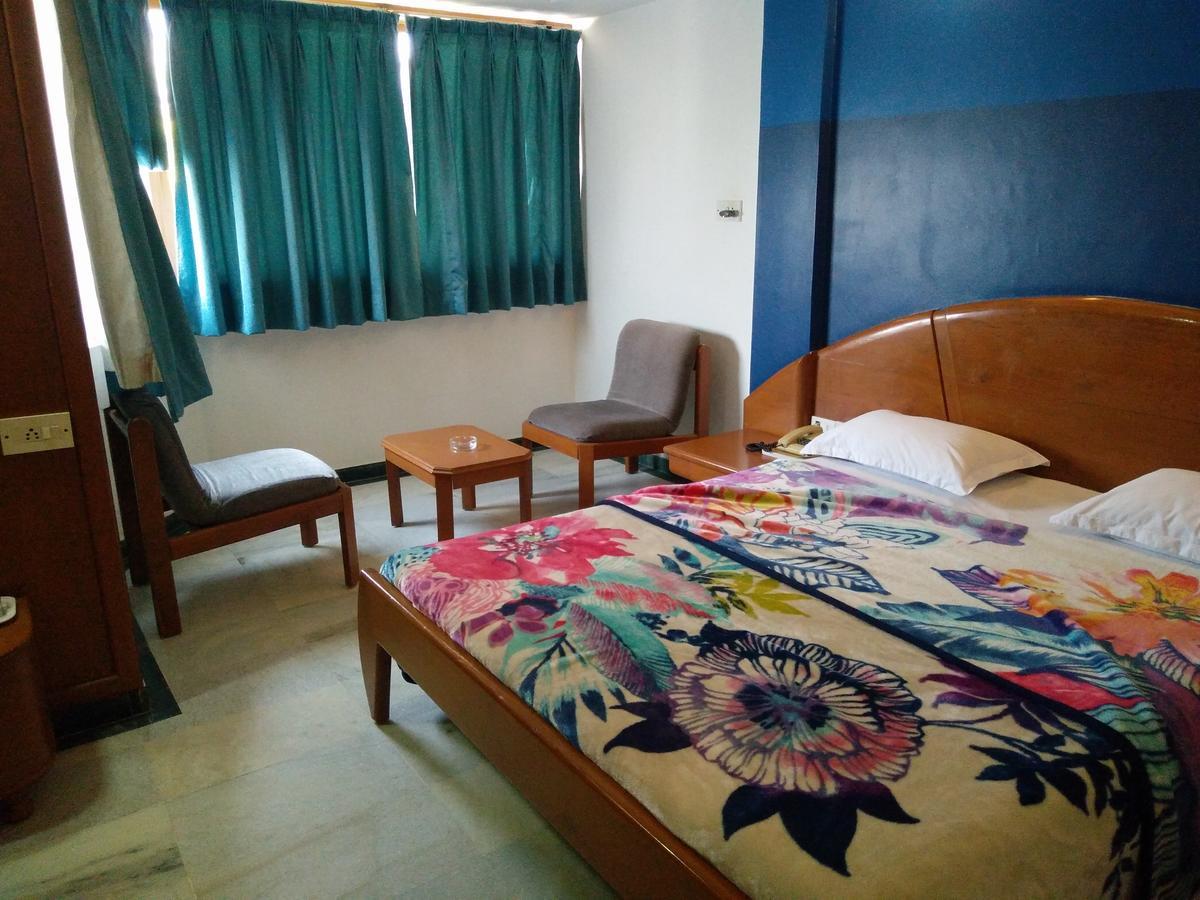 Hotel Grg Vadodara Esterno foto