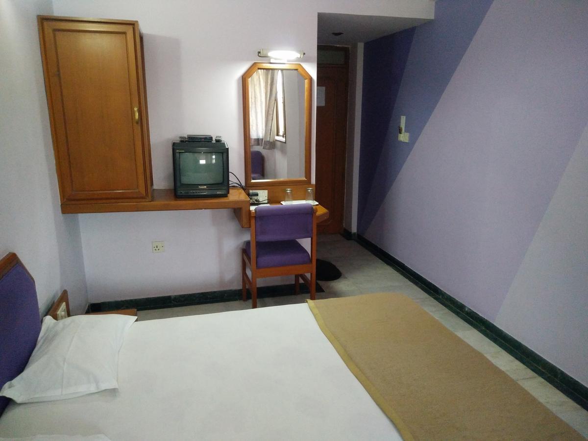 Hotel Grg Vadodara Esterno foto