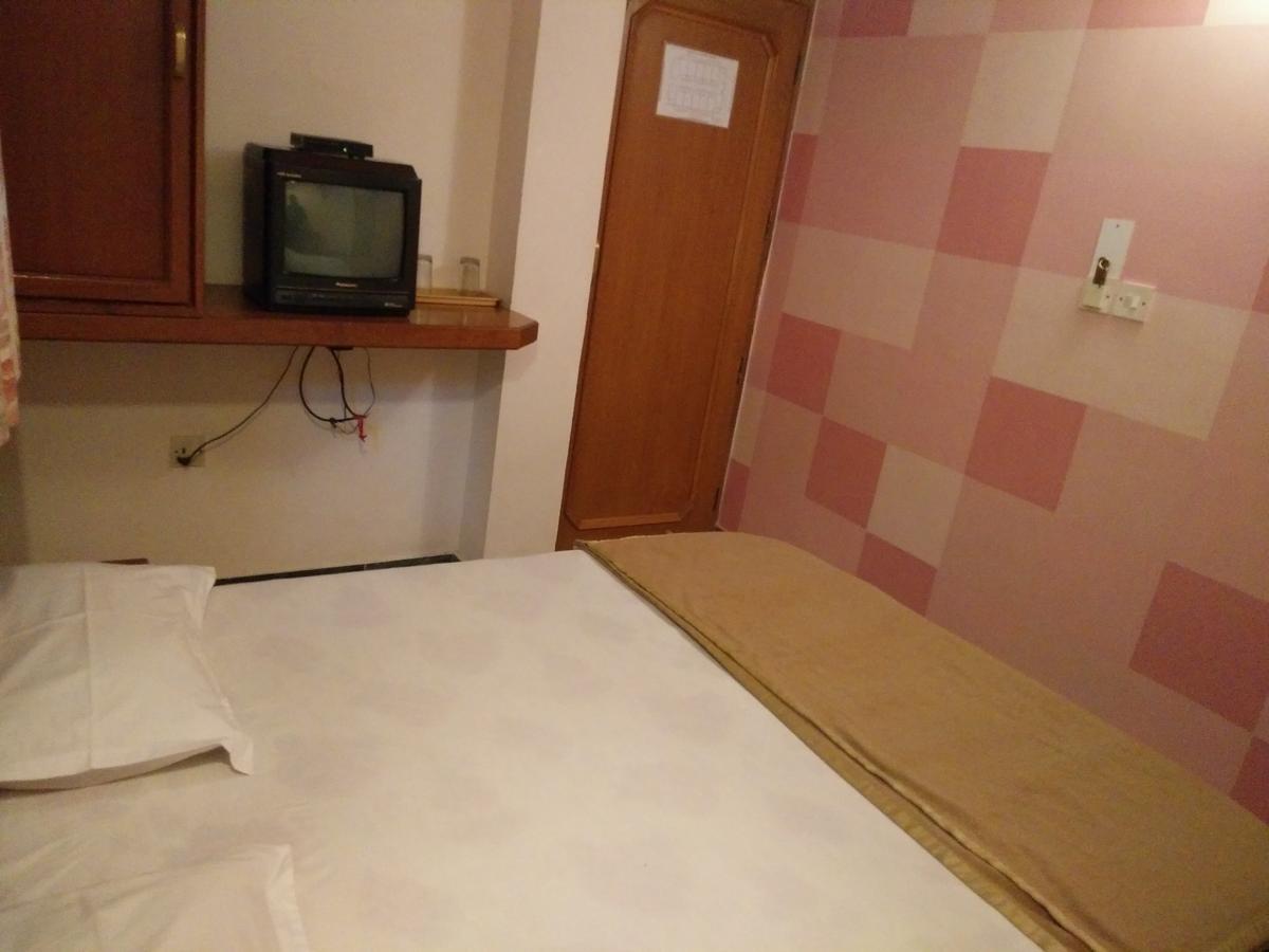 Hotel Grg Vadodara Esterno foto