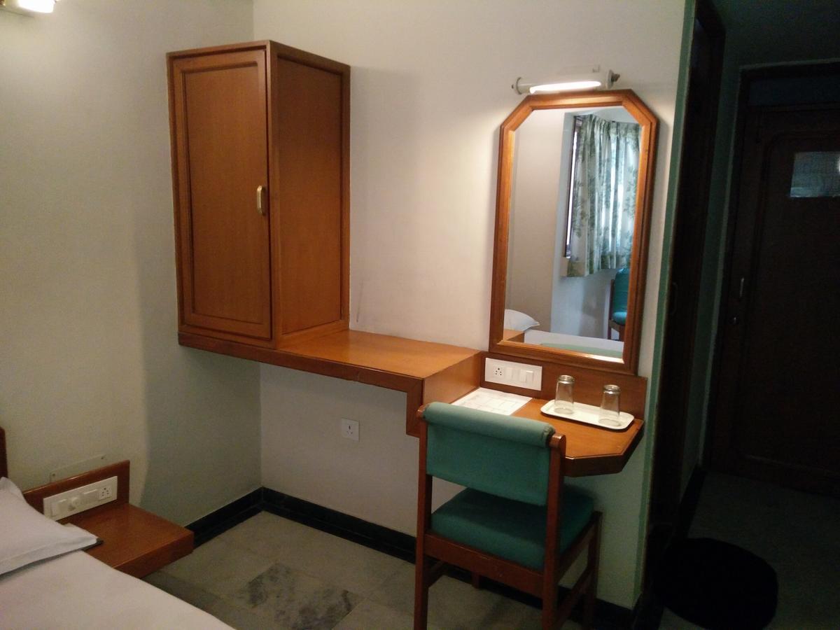 Hotel Grg Vadodara Esterno foto