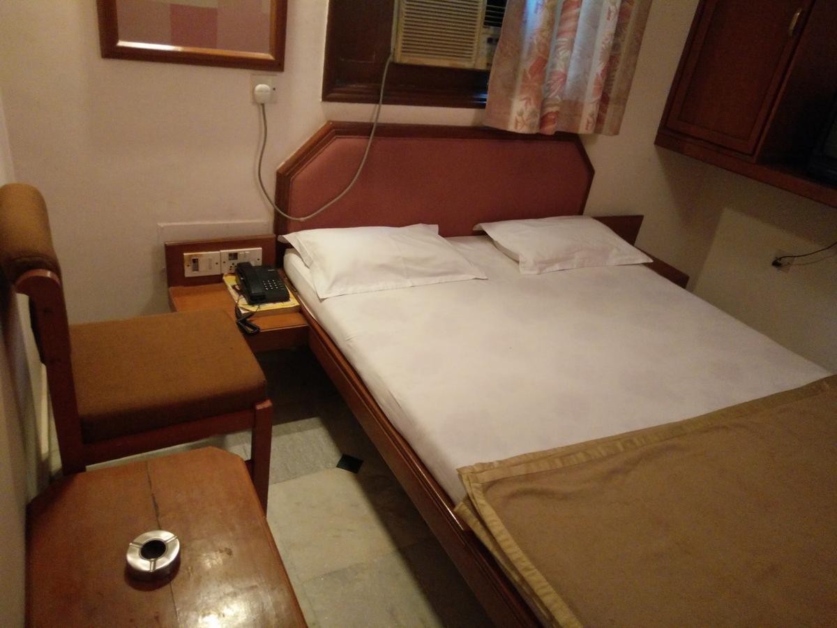Hotel Grg Vadodara Esterno foto