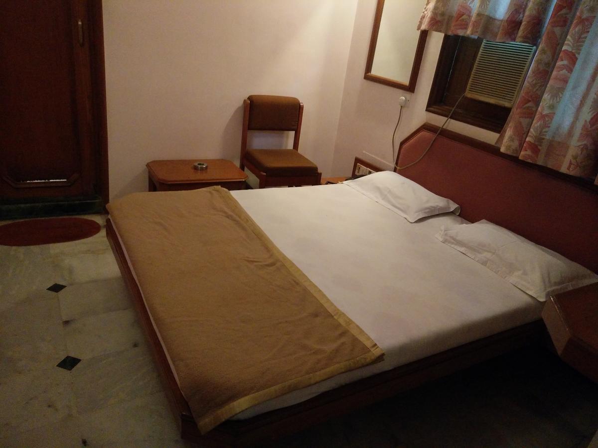 Hotel Grg Vadodara Esterno foto